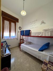 Un dormitorio con dos literas y un escritorio. en Casa Vacanze Amore, en San Vito lo Capo