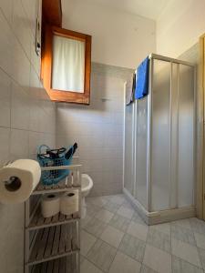 y baño con ducha y aseo. en Casa Vacanze Amore, en San Vito lo Capo