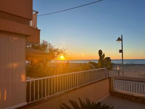Blick auf den Strand bei Sonnenuntergang von einem Haus in der Unterkunft Beachfront apartment in Sant Salvador