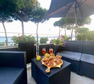 a tray of food sitting on a table with drinks at Trevignano Casa fronte lago in Trevignano Romano +27 photos
