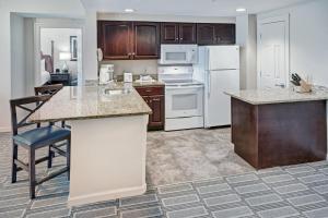 Dapur atau dapur kecil di Wyndham Old Town Alexandria 1BR Apartment with Resort Access