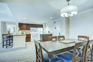 Dapur atau dapur kecil di Wyndham Old Town Alexandria 1BR Apartment with Resort Access +22 gambar
