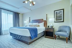 Ένα ή περισσότερα κρεβάτια σε δωμάτιο στο Wyndham Old Town Alexandria 2BR Apartment with Resort Access