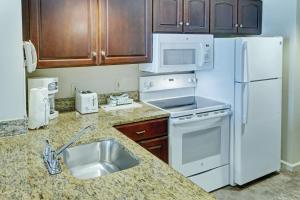 Η κουζίνα ή μικρή κουζίνα στο Wyndham Old Town Alexandria 2BR Apartment with Resort Access +23 φωτογραφίες