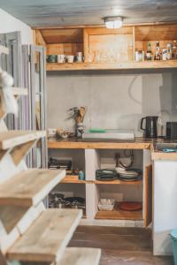 eine Küche mit Holzregalen und Geschirr darauf in der Unterkunft Casa di Jardin in Bergen