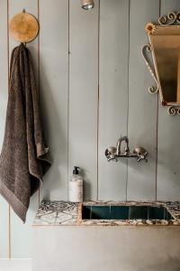 ein Badezimmer mit Waschbecken und Spiegel in der Unterkunft Casa di Jardin in Bergen