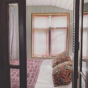 ein Schlafzimmer mit Etagenbett und Fenster in der Unterkunft Casa di Jardin in Bergen