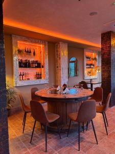 a bar with a large wooden table and chairs at Divino Bistrot e Relais in Lenola