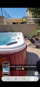 プラン・ド・キュクにあるMaison Confort, Terrasse & Jardin, Parkingの家の前のジャグジー浴槽の写真 +3枚の写真