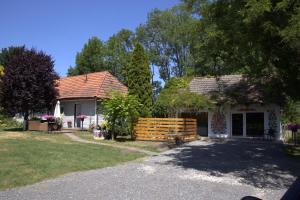 Το κτήριο όπου στεγάζεται  the country house