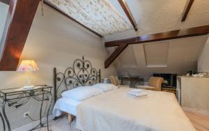 a bedroom with a bed and a table with a lamp at Willa Ahava in Kazimierz Dolny