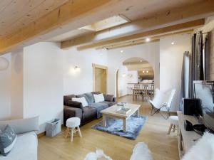 ein Wohnzimmer mit Sofa und Tisch in der Unterkunft Appartement 4 pers. chaleureux près des pistes, Le Grand-Bornand - FR-1-467-46 in Le Grand-Bornand