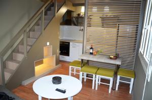 una cocina con escalera, mesa y sillas en Ampoulos Rooms & Apartments, en Kedro