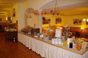 A restaurant or other place to eat at Die Lilie / Hotel Garni