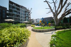 un parque con una zona de juegos y un área de juegos en The Diamond In City Luxury Suites By ZENORA Living, en Accra
