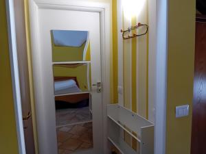 una camera con armadio, letto e specchio di Casa Happy - La mansarda del sorriso con parcheggio privato a Valcorrente a Belpasso