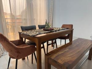 Area tempat duduk di The Bacongo Gem
