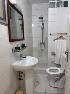 Kamar mandi di The Bacongo Gem