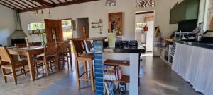 a kitchen and living room with a bar and a table at Recanto na Mantiqueira in Gonçalves