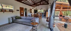 a living room with a couch and a table at Recanto na Mantiqueira in Gonçalves