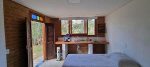 a bedroom with a bed and a sink and a counter at Recanto na Mantiqueira - Casa 3Q a 2 km do centro in Gonçalves