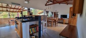 a kitchen and living room with a counter and a table at Recanto na Mantiqueira in Gonçalves
