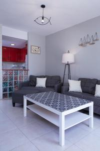 Una sala de estar con un sofá y una mesa de café. en Casa los pececitos, en Carboneras