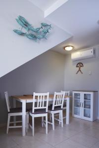una cocina con mesa y sillas y una escalera en Casa los pececitos, en Carboneras