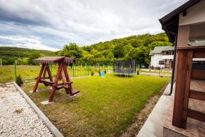 Zona de joacă pentru copii de la Pensiunea Cristina