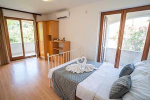 Postel nebo postele na pokoji v ubytování Murter Beach Hideaway