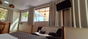 una camera con letto, sedia e finestra di Studio Aconchego Correntina a Correntina