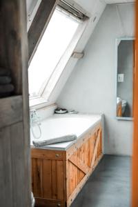 a bathroom with a sink and a window at In de Aap - Appartementen & Guesthouse in Bergen