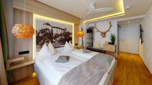 萨尔察赫河畔戈灵Hotel Adler的房间里有一张白色大床的卧室