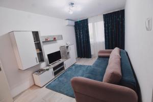 a living room with a couch and a television at Apartament HD3 in Hunedoara