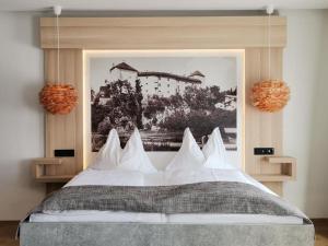 萨尔察赫河畔戈灵Hotel Adler的卧室里有一张床，墙上挂着一幅画