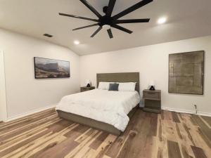 Ένα ή περισσότερα κρεβάτια σε δωμάτιο στο Spacious & Serene Home Near San Antonio