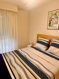 a bedroom with two beds and a window at 2p - vue mer et montagne - Monaco in Beausoleil