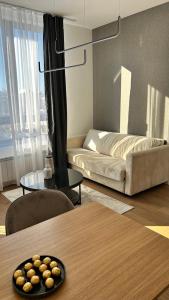 una sala de estar con un sofá y una mesa en Terra29 apartman, zlatiborski kutak sa besplatnim parkingom, en Zlatibor