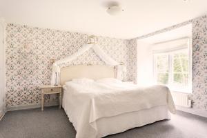 Rúm í herbergi á Bäckaskog Slott