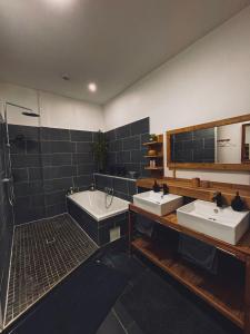 Baðherbergi á "Le Val des Prés" Atypique, Chambres spacieuses dans ancienne usine