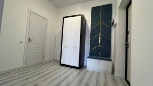 an empty room with a door and a mirror at Новая большая 1-ком кв ЖК Satym мкр Батыс-2 in Aktobe