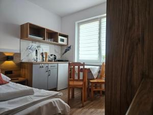 a room with a kitchen and a dining room at Pokoje do Wynajęcia u Lusi in Krościenko