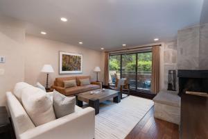 Posezení v ubytování Aspen Riverfront 2 BR Pool and Hot Tub