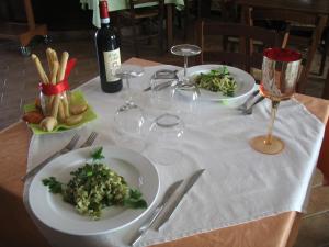 il Balcone sul Monferrato tesisinde konuklar için mevcut öğle yemeği ve/veya akşam yemeği seçenekleri