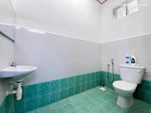 un baño con inodoro y lavabo en Homestay Nomad Kuala Terengganu, en Kuala Terengganu 8 fotos más