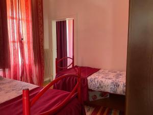 Casa Ela في سيرا سان برونو: غرفة صغيرة بها سريرين ونافذة