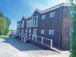 斯泰厄Stege Nor的一座有白色栏杆的大木屋