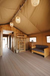 Khu vực ghế ngồi tại WoCAL Retreat Ke Ga