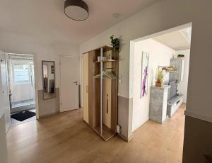 un salon avec un parquet et une porte dans l'établissement Ferienwohnung Bullentäle, à Albstadt 1 autre photo