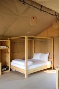 Giường trong phòng chung tại WoCAL Retreat Ke Ga